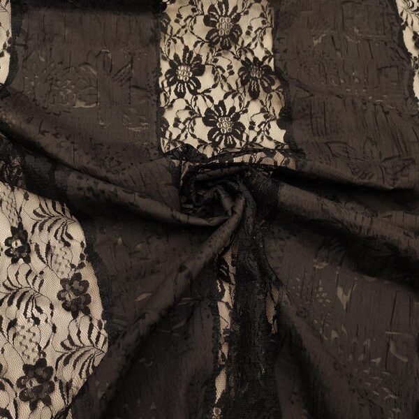Tessuto Cotone con applicazioni in pizzo motivo floreale nero