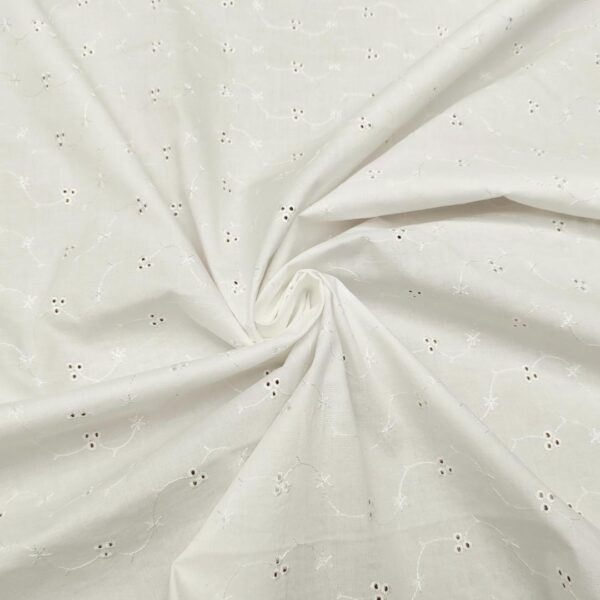 Tessuto Popeline di cotone ricamato motivo floreale bianco seta