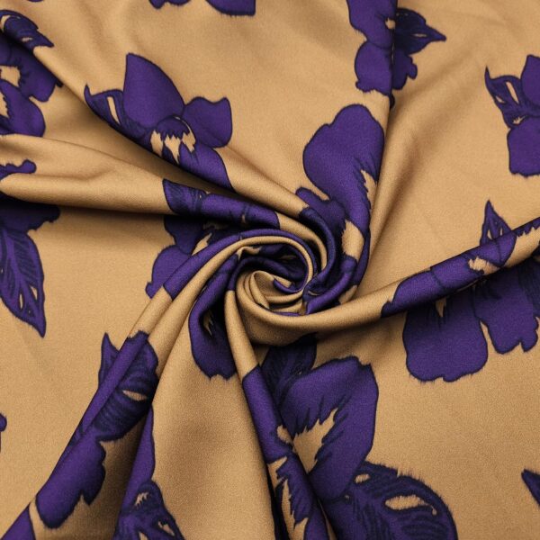 Tessuto Crepe elasticizzato a fantasia motivo floreale beige - viola