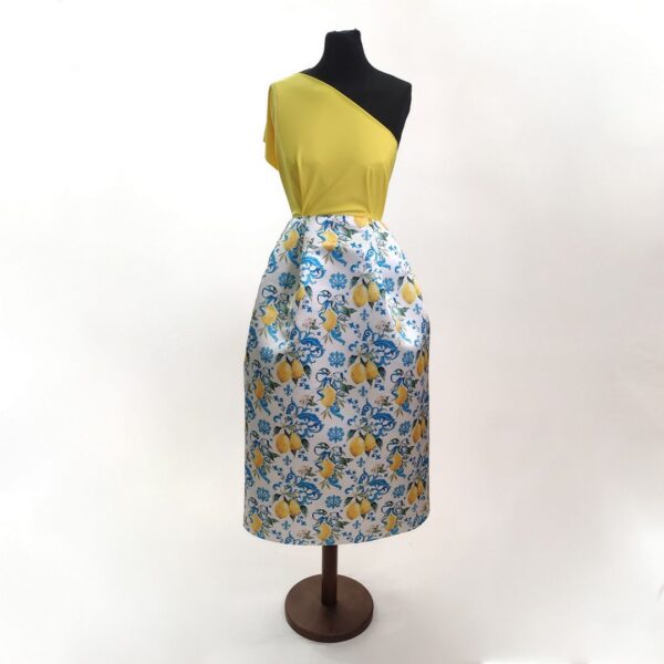 Tessuto Duchesse a fantasia abbinato a Tessuto Crepe tinta unita