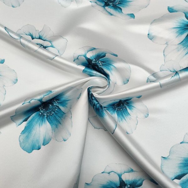 Tessuto Duchesse a fantasia motivo floreale bianco - celeste