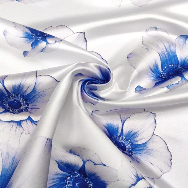 Tessuto Duchesse a fantasia motivo floreale bianco - very peri