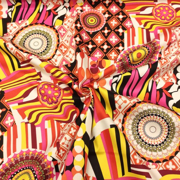 Tessuto Gabardine di Cotone a fantasia motivo geomatrico fucsia - giallo - nero - bianco