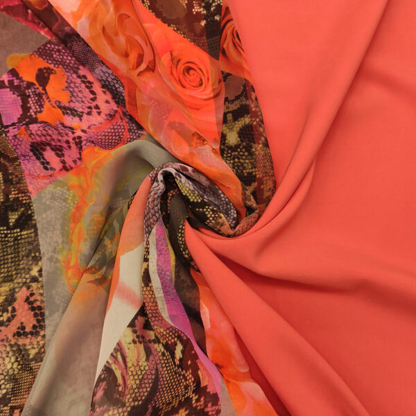 Tessuto Georgette a fantasia motivo floreale - animalier abbinato a Tessuto Cady elasticizzato tinta unita corallo