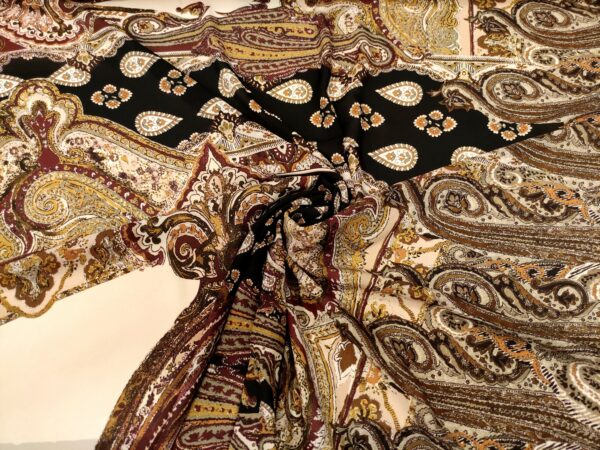 Tessuto Georgette a fantasia motivo floreale cashmere beige - nero