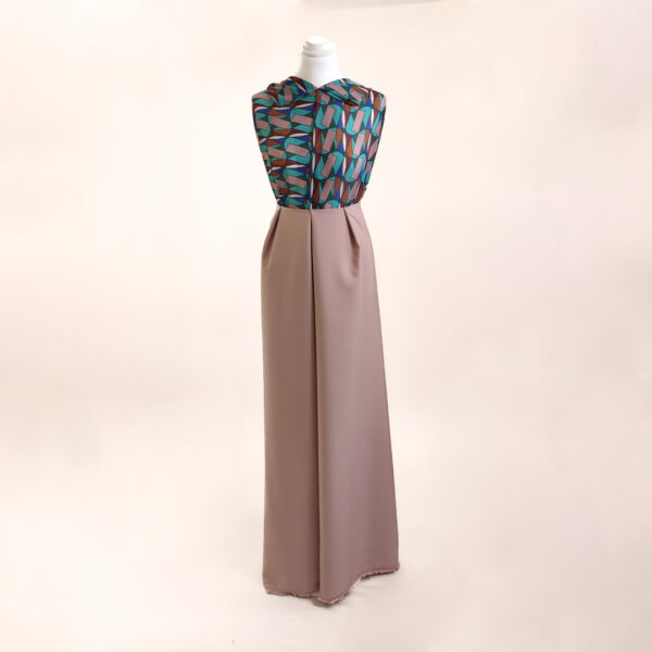 Tessuto Satin a fantasia motivo geometrico abbinato a Tessuto Cady elasticizzato in tinta unita rosa cipria