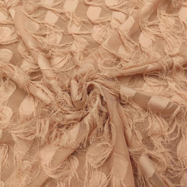 Tessuto Georgette con frange motivo pois rosa cipria