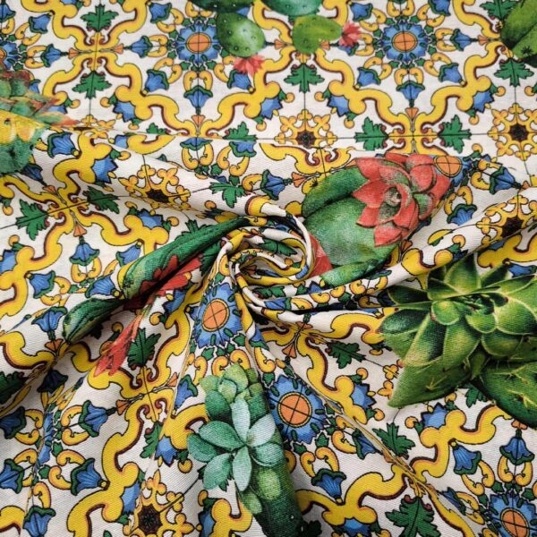 Tessuto Misto Cotone per arredo a fantasia motivo maiolica bianco - giallo - verde - rosso