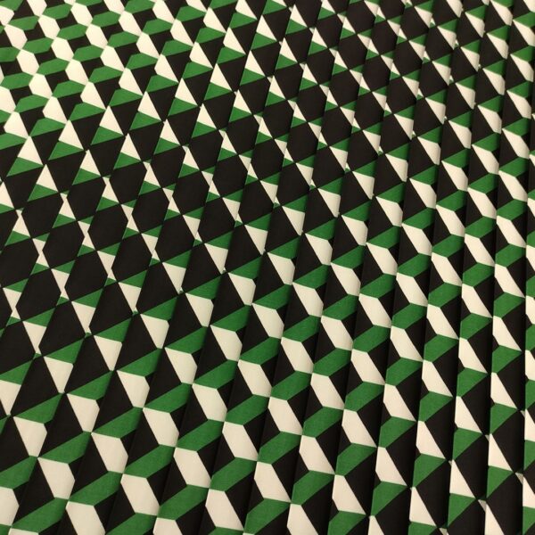 Tessuto misto viscosa plissettato motivo geometrico verde prato - nero - bianco