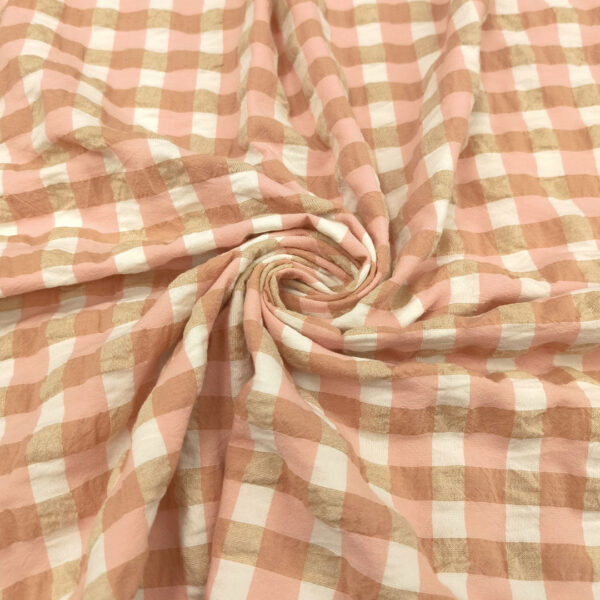 Tessuto Mussola di Cotone effetto stropicciato motivo quadri rosa - beige - bianco