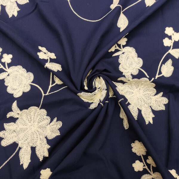 Tessuto Mussola di Cotone ricamato motivo floreale blu - panna