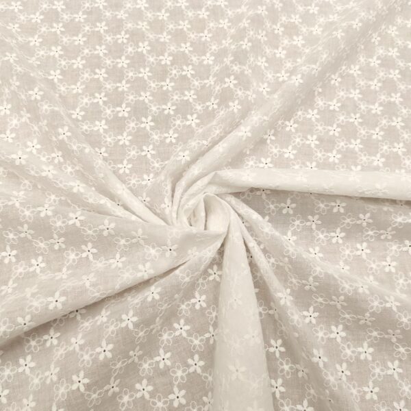 Tessuto Mussola di Cotone ricamato motivo floreale bianco ottico