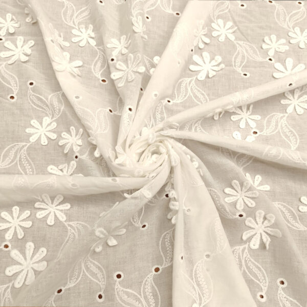 Tessuto Mussola di Cotone ricamato motivo floreale bianco