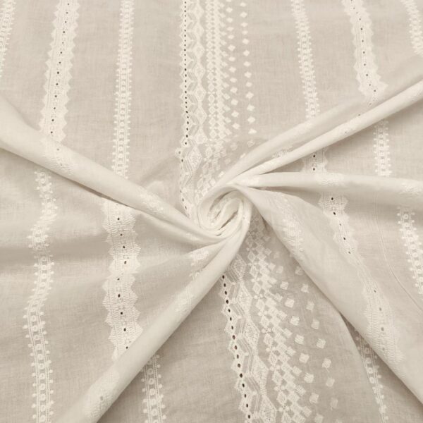 Tessuto Mussola di Cotone ricamato motivo geometrico bianco