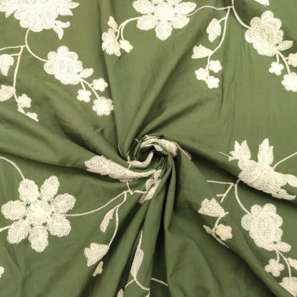 Tessuto Mussola di Cotone ricamato motivo floreale verde militare - panna