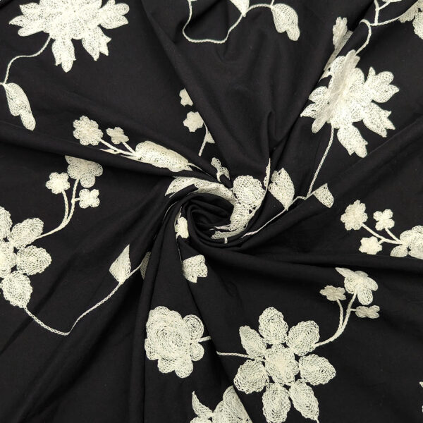 Tessuto Mussola di Cotone ricamato motivo floreale nero - bianco