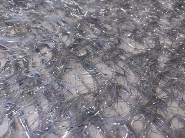 Tessuto organza con frange lurex grigio