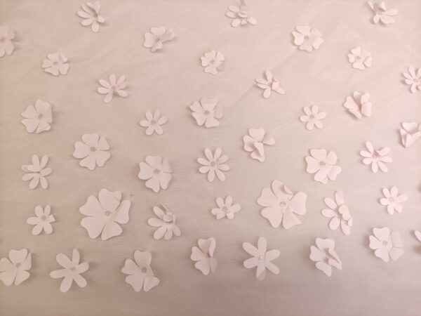 Tessuto organza ricamato con fiori 3D rosa chiaro
