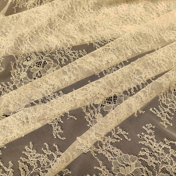 Tessuto pizzo chantilly motivo floreale rosa pesco