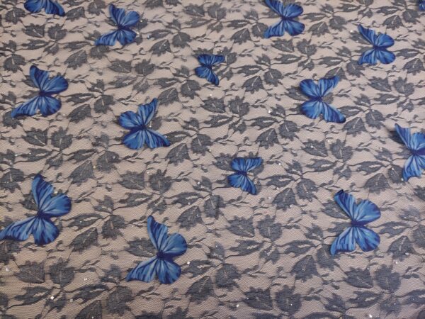 Tessuto pizzo chantilly ricamato con farfalle in 3d blu