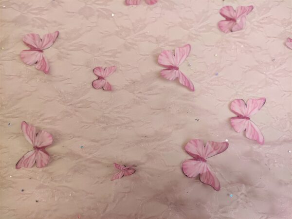 Tessuto pizzo chantilly ricamato con farfalle in 3d rosa