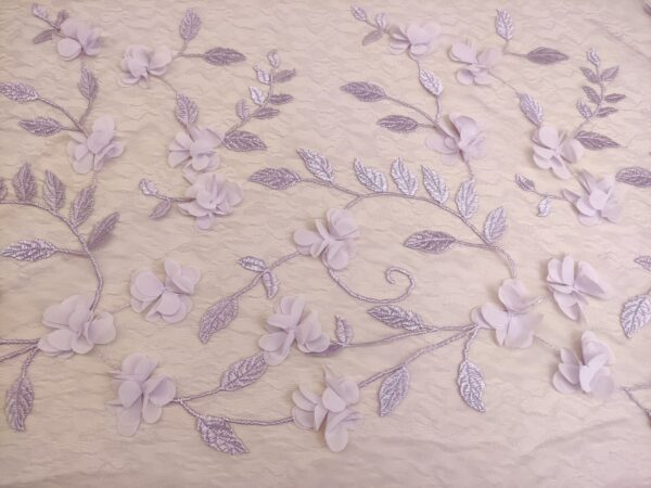 Tessuto pizzo chantilly ricamato con fiori in 3d lilla
