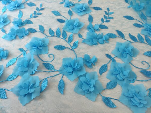 Tessuto pizzo chantilly ricamato con fiori in 3d turchese