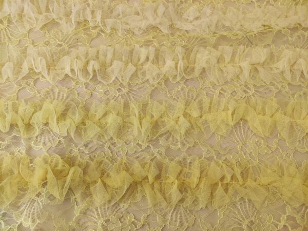 Tessuto pizzo chantilly ricamato con balze in tulle 3d giallo