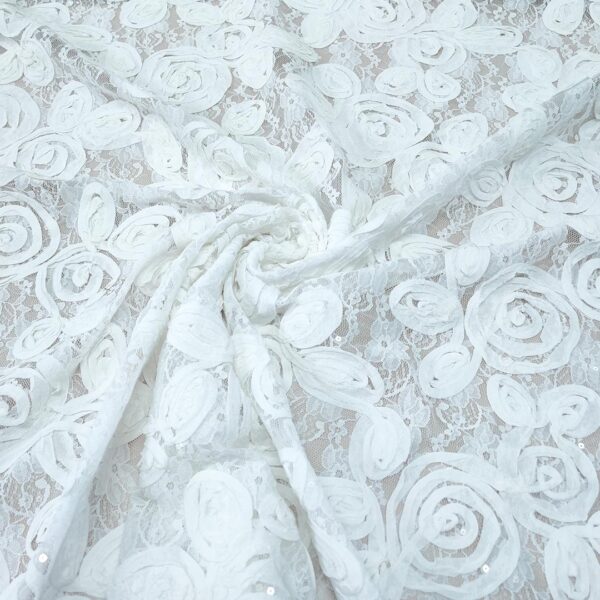 Tessuto pizzo elasticizzato ricamato con paillettes motivo floreale bianco seta