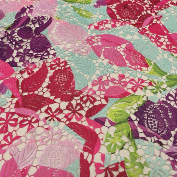 Tessuto Pizzo Macramè a fantasia motivo floreale verde - fucsia