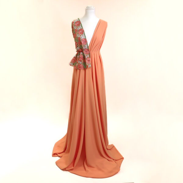 Tessuto Pizzo Macramè abbinato a Tessuto Crepe Cady in tinta unita Arancione