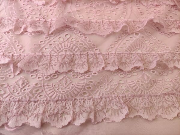 Tessuto pizzo macramè ricamato con balze in pizzo rosa