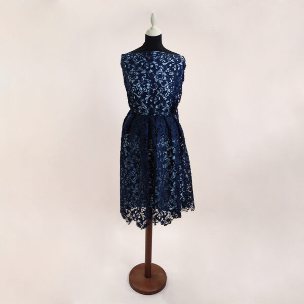 Tessuto Pizzo Macramè motivo floreale blu