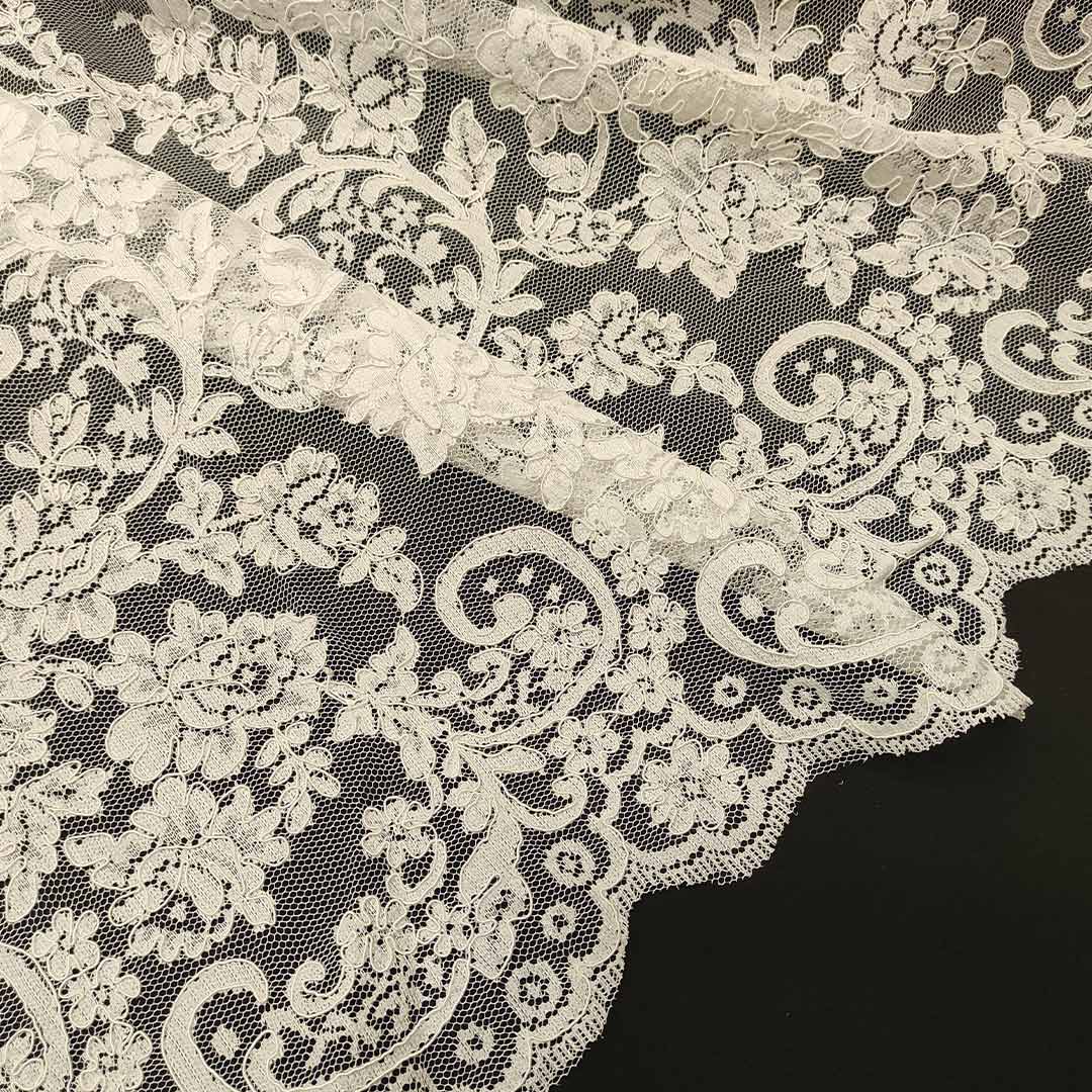 Tessuto di pizzo elasticizzato a pois bianchi - OneYard Tessuto di pizzo elasticizzato a pois bianchi - OneYard
