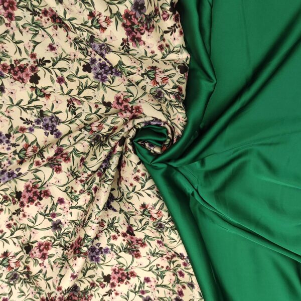 Tessuto Satin a fantasia abbinato a tessuto Raso elastico leggero in tinta unita