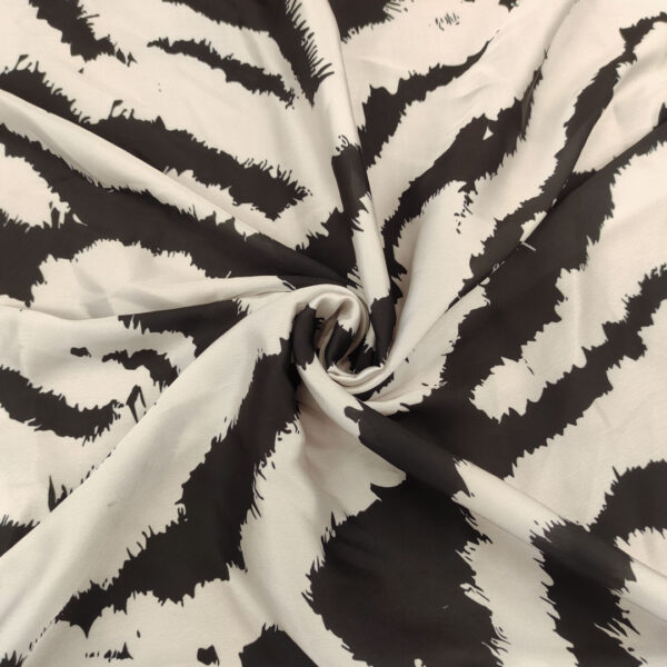 Tessuto Satin a fantasia motivo animalier nero - bianco