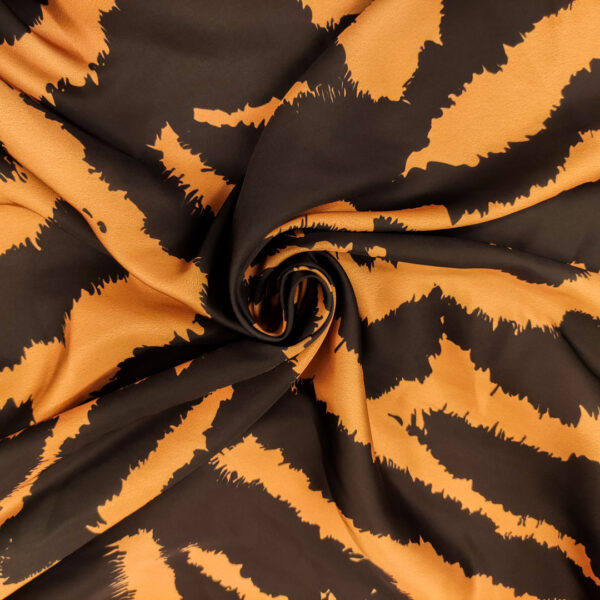 Tessuto Satin a fantasia motivo animalier nero - marroncino
