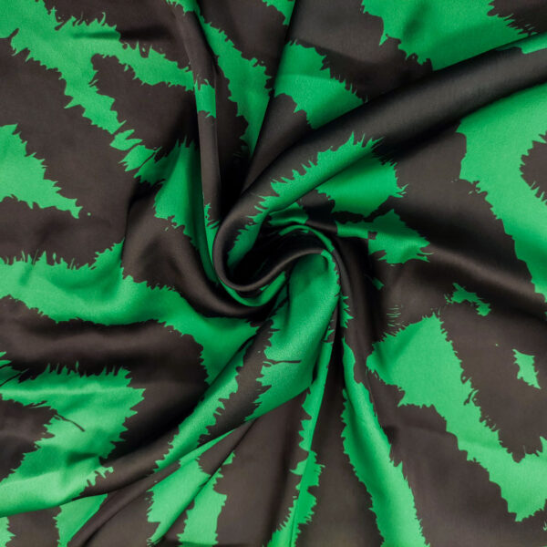 Tessuto Satin a fantasia motivo animalier nero - verde