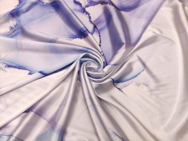 Tessuto Satin a fantasia motivo astratto bianco lilla