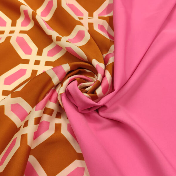 Tessuto Satin a fantasia motivo geometrico abbinato a Tessuto Cady elasticizzato in tinta unita Fucsia fluo