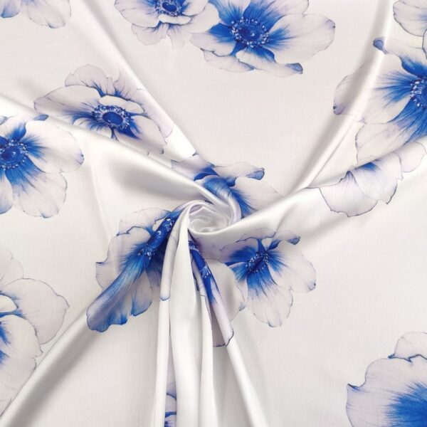 Tessuto Satin a fantasia motivo floreale bianco - blu