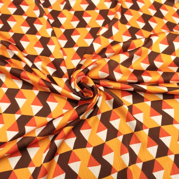 Tessuto Satin elasticizzato a fantasia motivo geometrico arancione - cioccolato - bianco