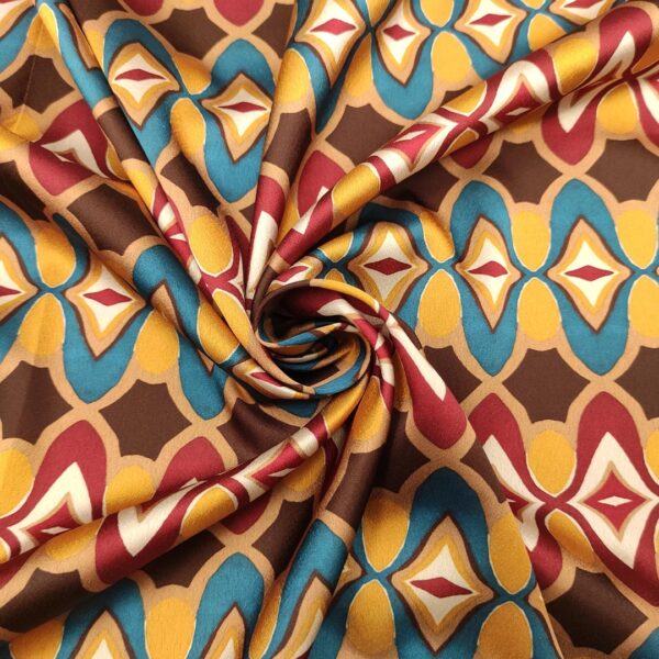 Tessuto Satin elasticizzato a fantasia motivo geometrico bordeaux - ocra - verde ottanio