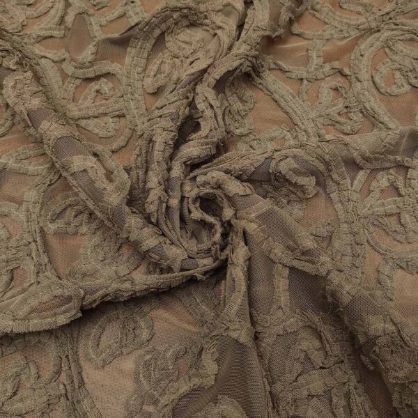 Tessuto Tulle elasticizzato ricamato 3d motivo astratto tortora