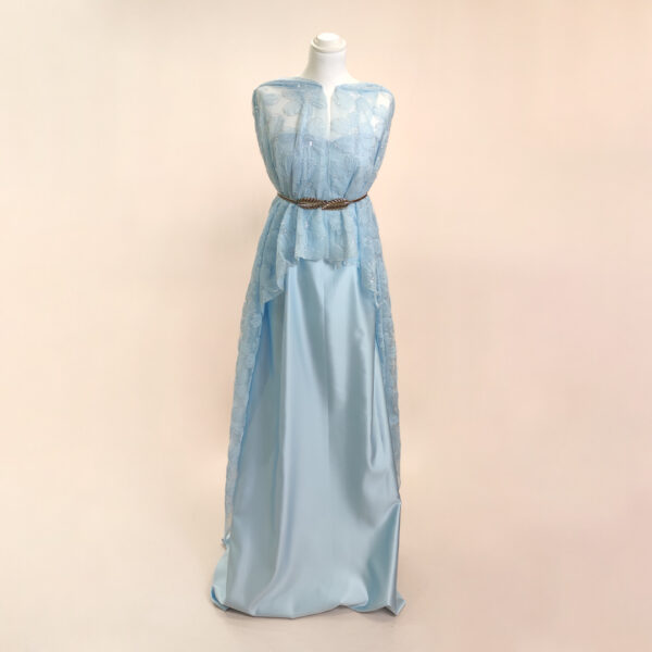 Tessuto Tulle ricamato motivo floreale abbinato a Tessuto Duchesse in tinta unita celeste