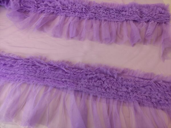 Tessuto Tulle mano seta con balze 3D in tulle lilla