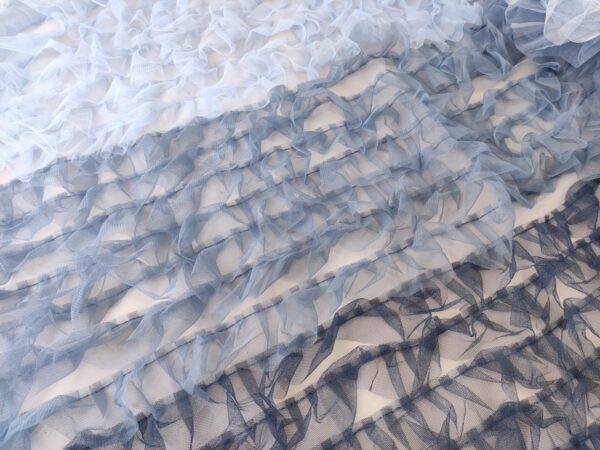 Tessuto Tulle mano seta ricamato con balze motivo sfumato bianco - celeste - blu