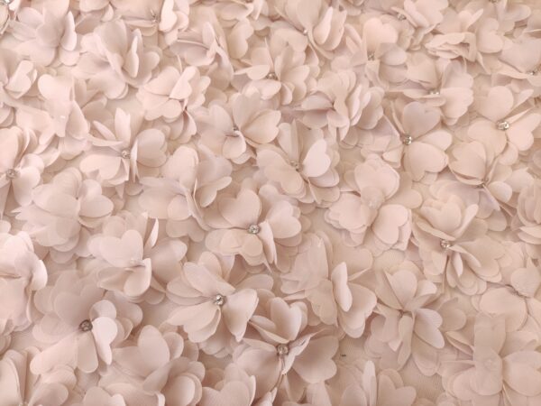 Tessuto Tulle mano seta ricamato con fiori in 3D e con cristalli rosa antico