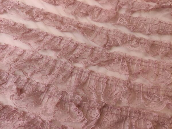 Tessuto tulle mano seta ricamato con balze in pizzo rosa antico