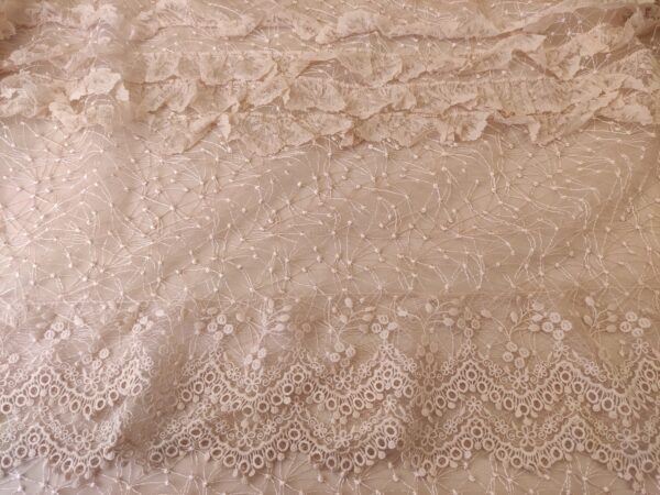 Tessuto tulle mano seta ricamato con balze rosa